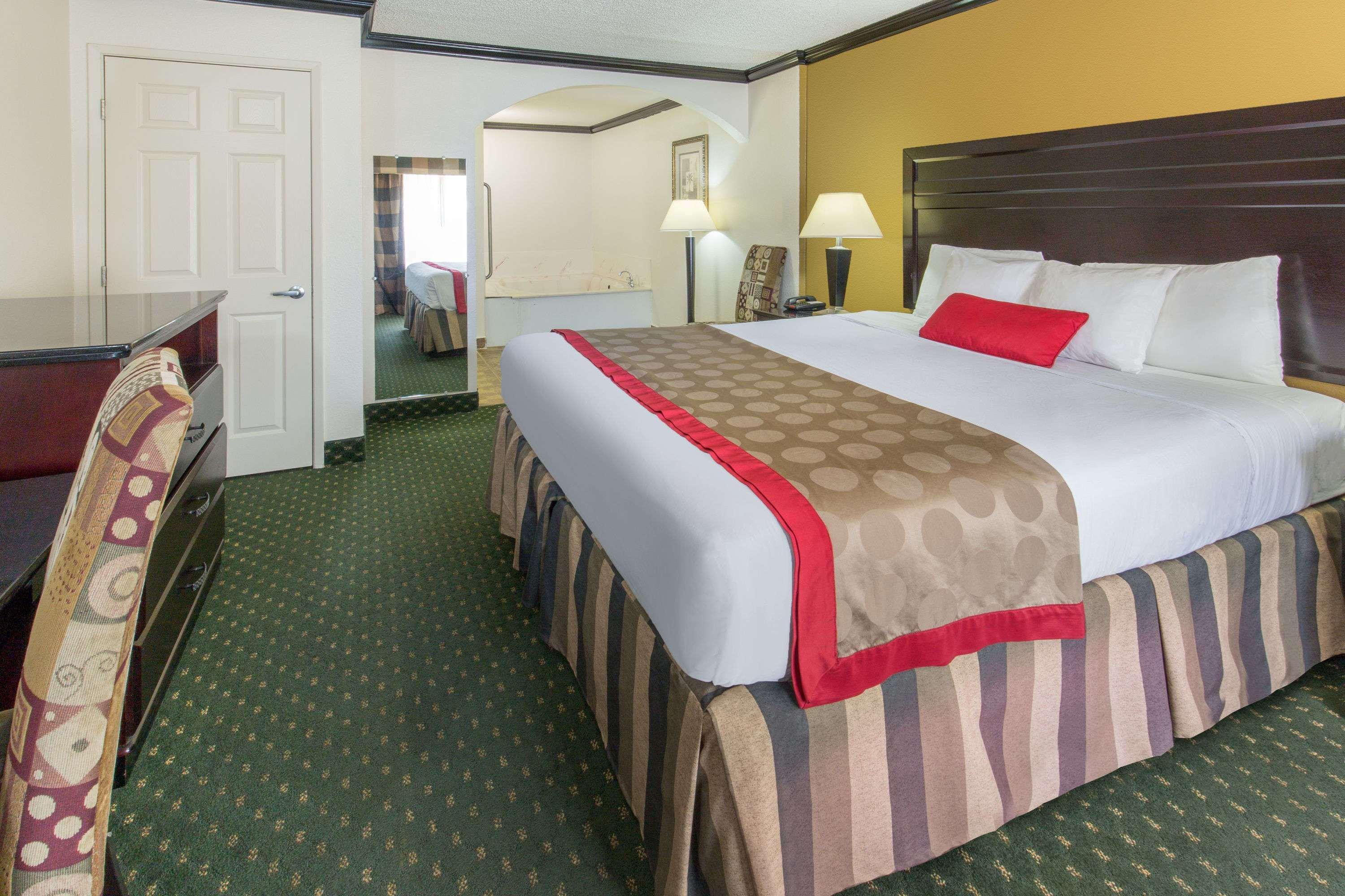 Hotel Ramada By Wyndham Ontario Exterior foto