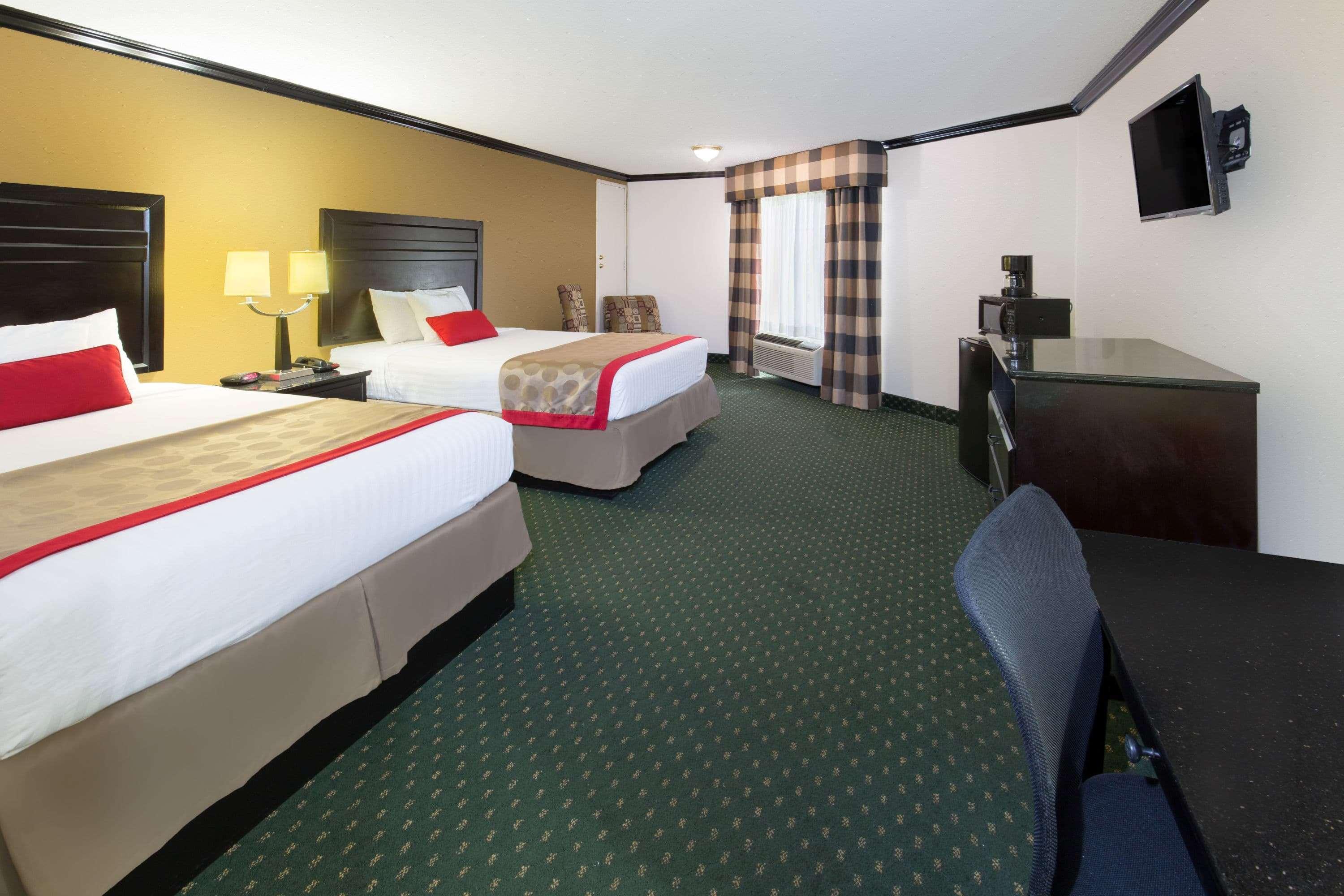 Hotel Ramada By Wyndham Ontario Exterior foto
