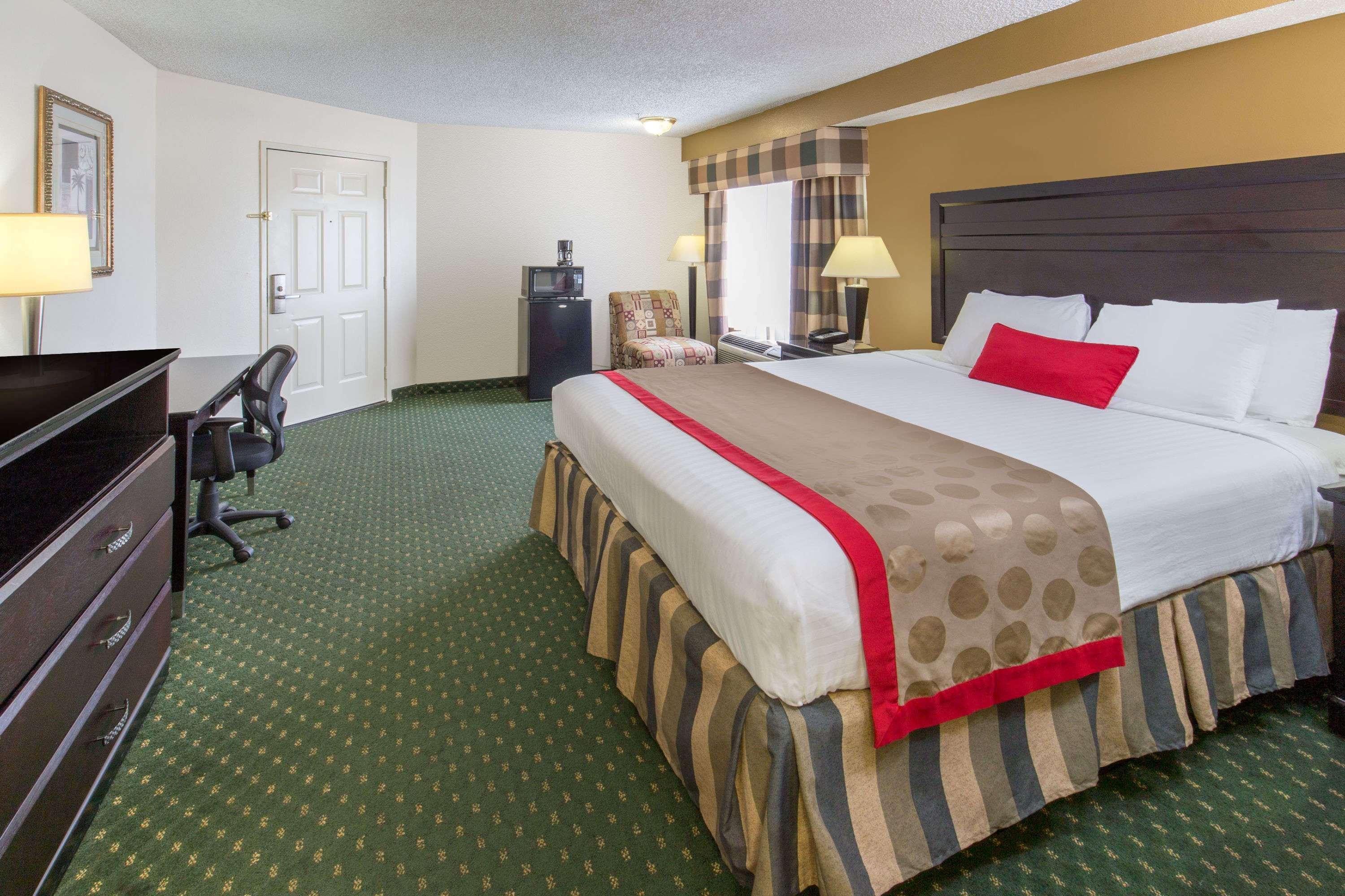 Hotel Ramada By Wyndham Ontario Exterior foto